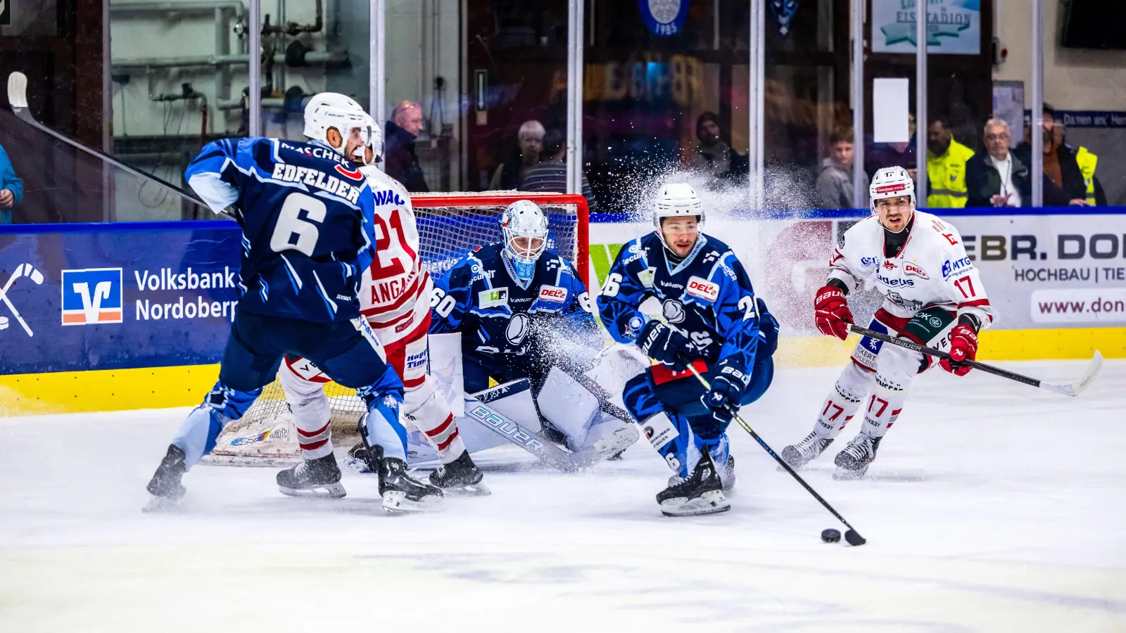 Da staubt&#39;s vor dem Tor von Weidens Schlussmann Felix Noack (Mitte): Die Blue Devils Weiden zeigten sich im Derby gegen die Eisbären Regensburg stark verbessert. (Bild: Tobias Neubert)