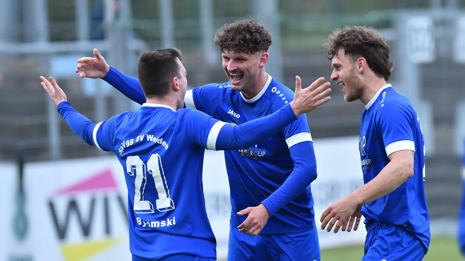 Jubel bei den Weidener Spielern: Die Meisterschaft in der Landesliga Mitte ist unter Dach und Fach. (Bild: A. Schwarzmeier)