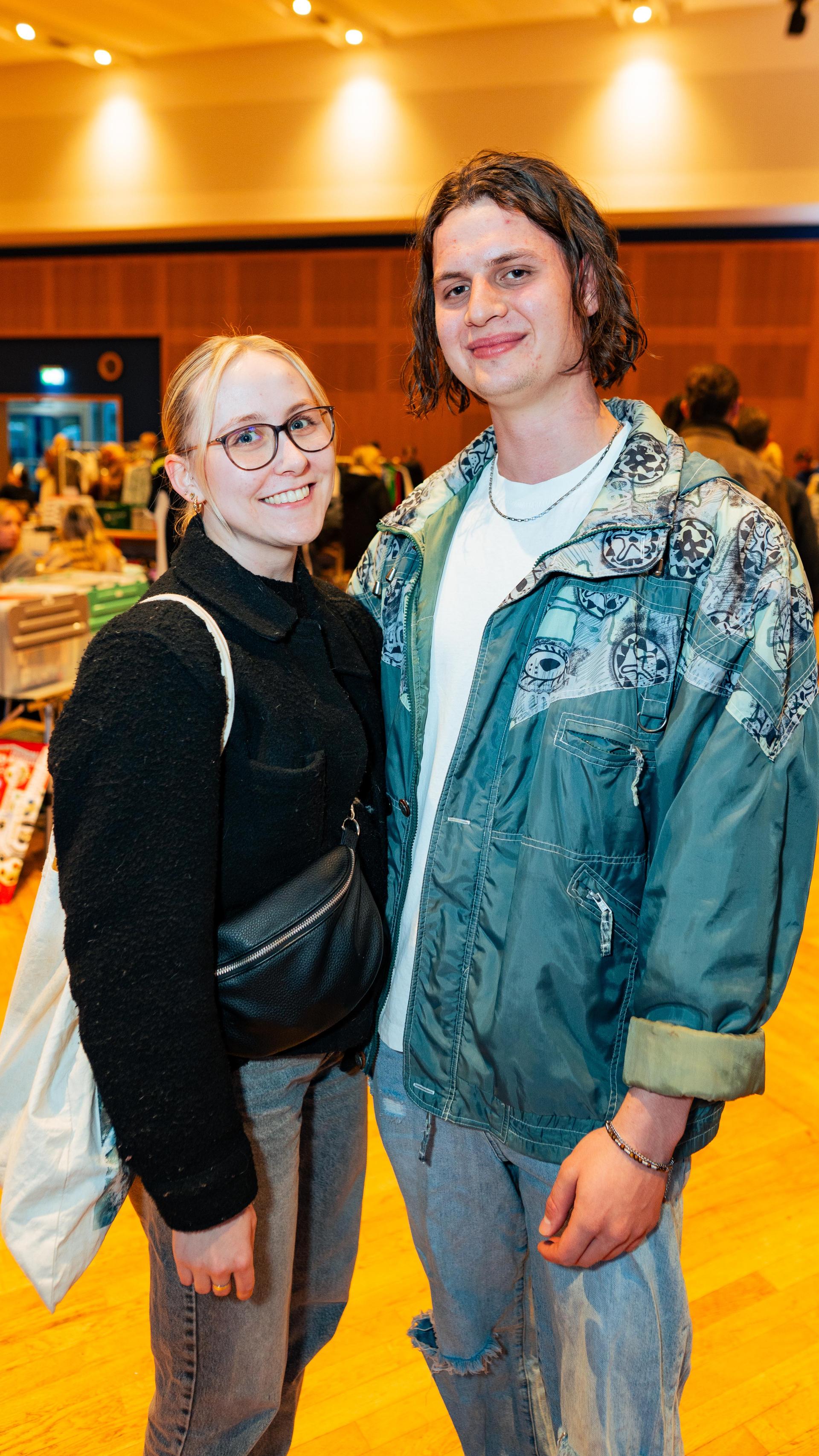 Beim Nachtflohmarkt am Freitag in Neustadt/WN herrschte bis 22 Uhr reges Treiben. (Bild: Hannes Stock)