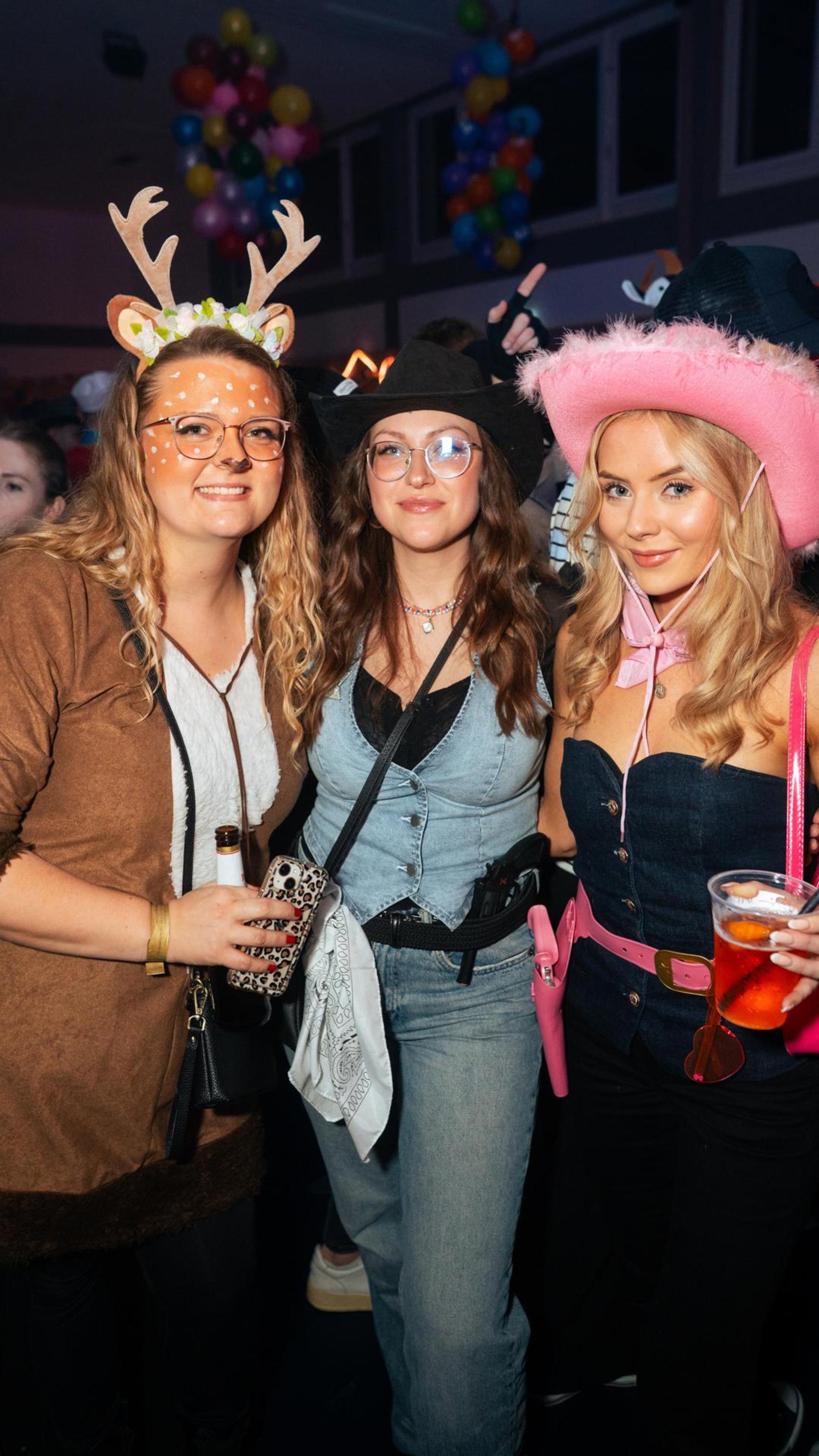 Am Sportlerball in Schirmitz gings mit Vollgas weiter im Faschingstreiben.  (Bild: Hannes Stock)