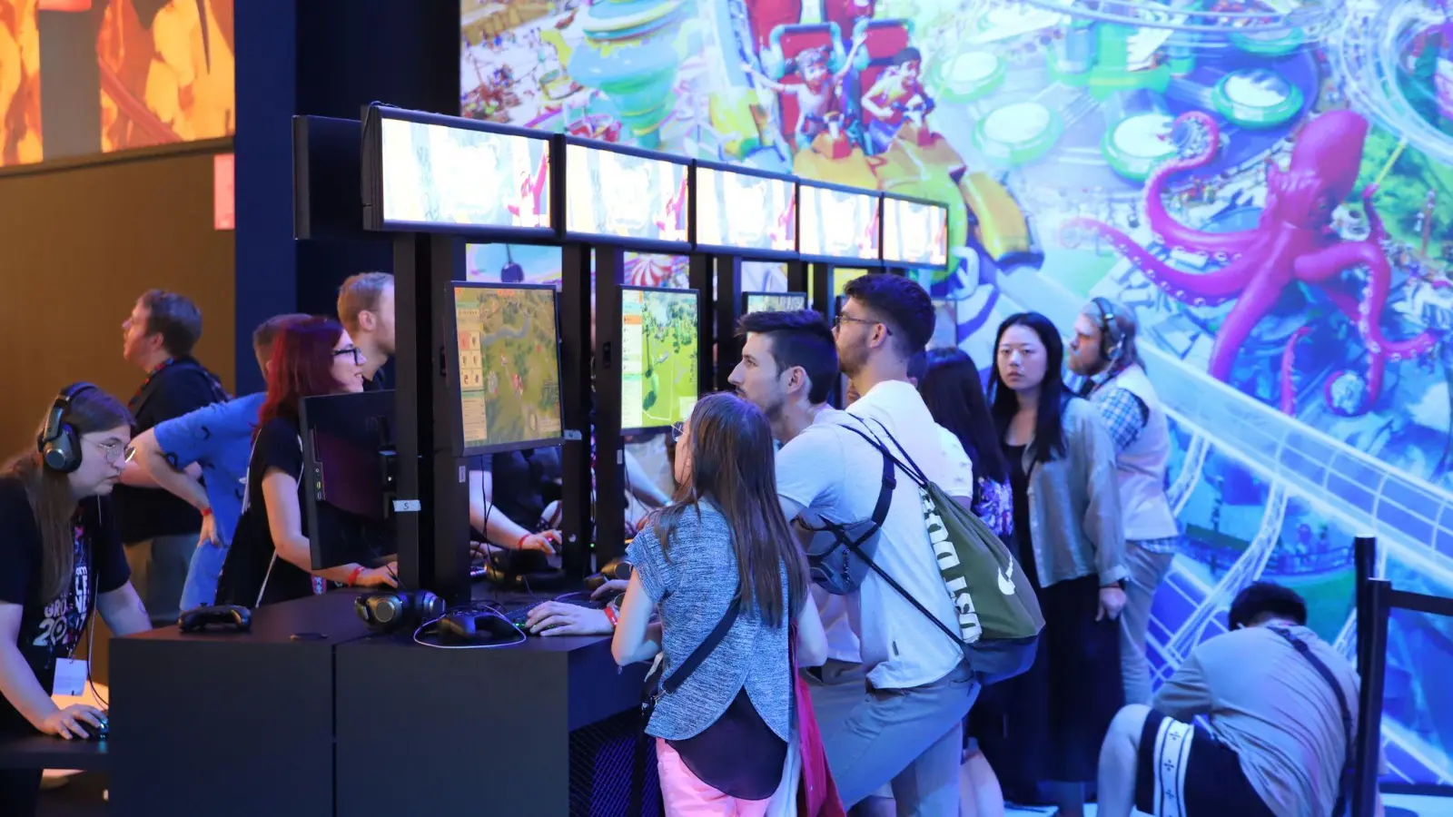 Computerspieler testen ein neues Game bei der Gamescom 2023.  (Bild: Sascha Thelen/dpa)