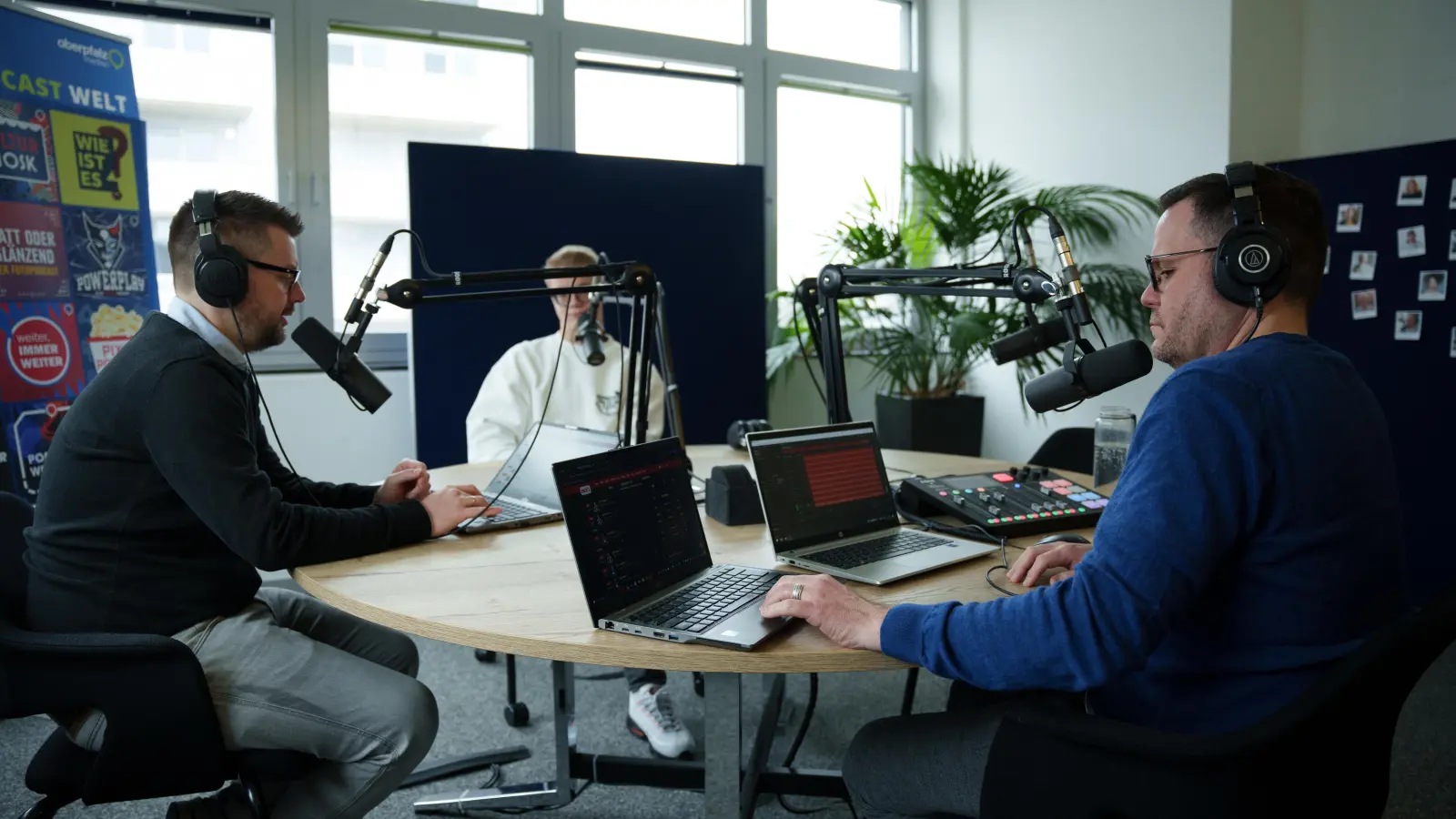 Fabian Leeb (von links), Max Schlötter und Thomas Webel diskutierten in der neuen „Powerplay”-Folge über die Situation bei den Blue Devils Weiden. (Bild: Jakob Graf)