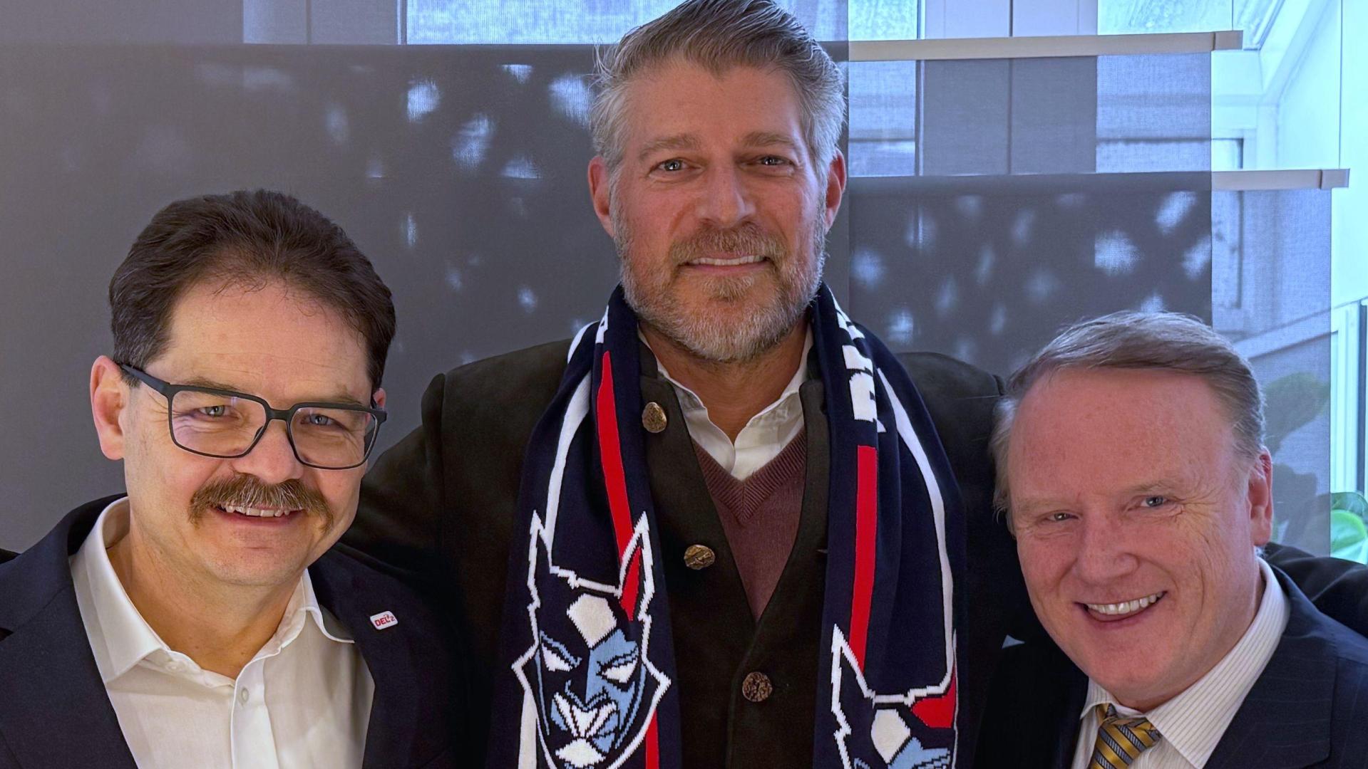 Vor knapp einem Jahr übernahmen Stephan Seeger (rechts) und Dave Lasky (Mitte) von der Birch-Group nach der Ziegler-Insolvenz die Geschicke bei den Blue Devils Weiden. Sehr zur Freude von Geschäftsführer Franz Vodermeier. (Archivbild: Christian Kaminsky)