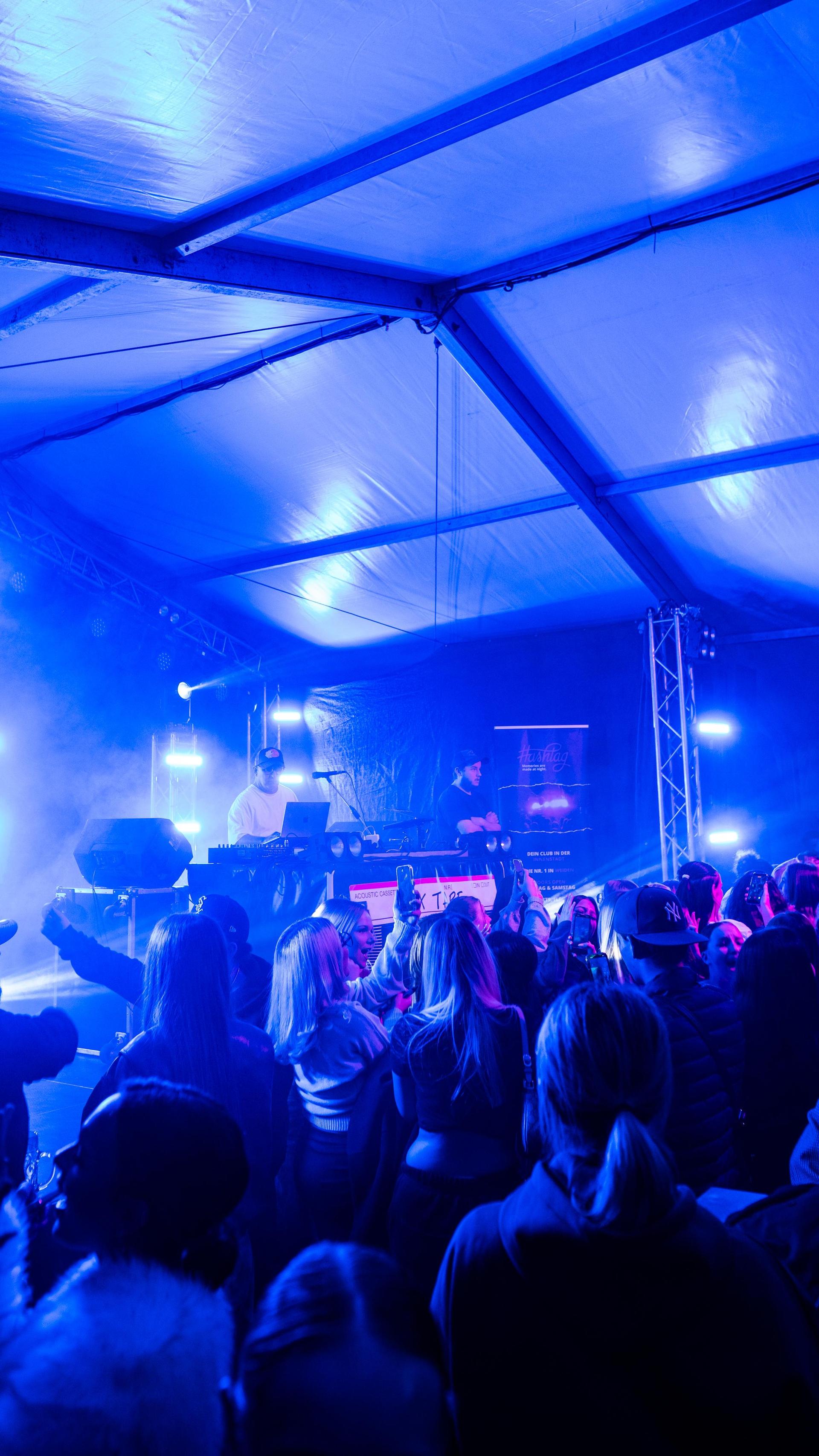 DJ Dollar Bill heizt das Festzelt ein. (Bild: Hannes Stock)