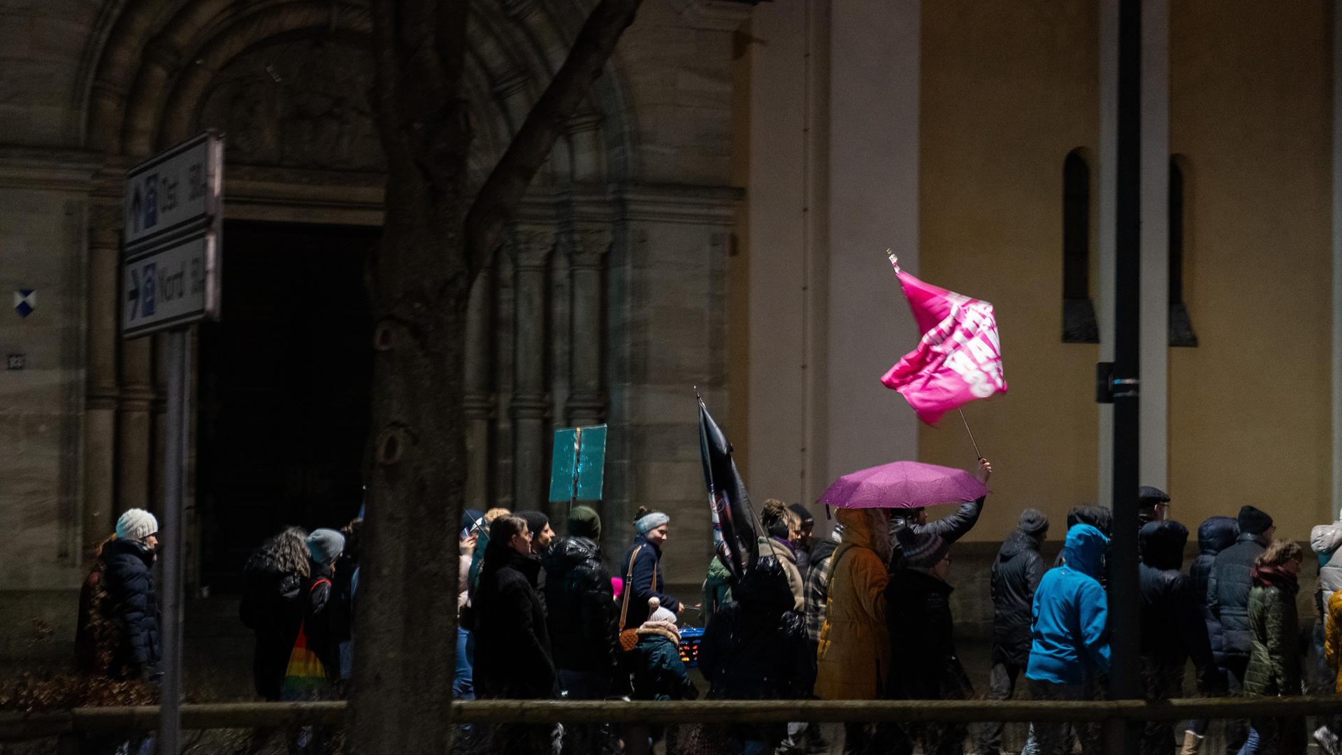 Bei der Demo gegen Rechts haben sich tausende Menschen zu einem Protestmarsch durch Weiden versammelt. (Bild: knz)