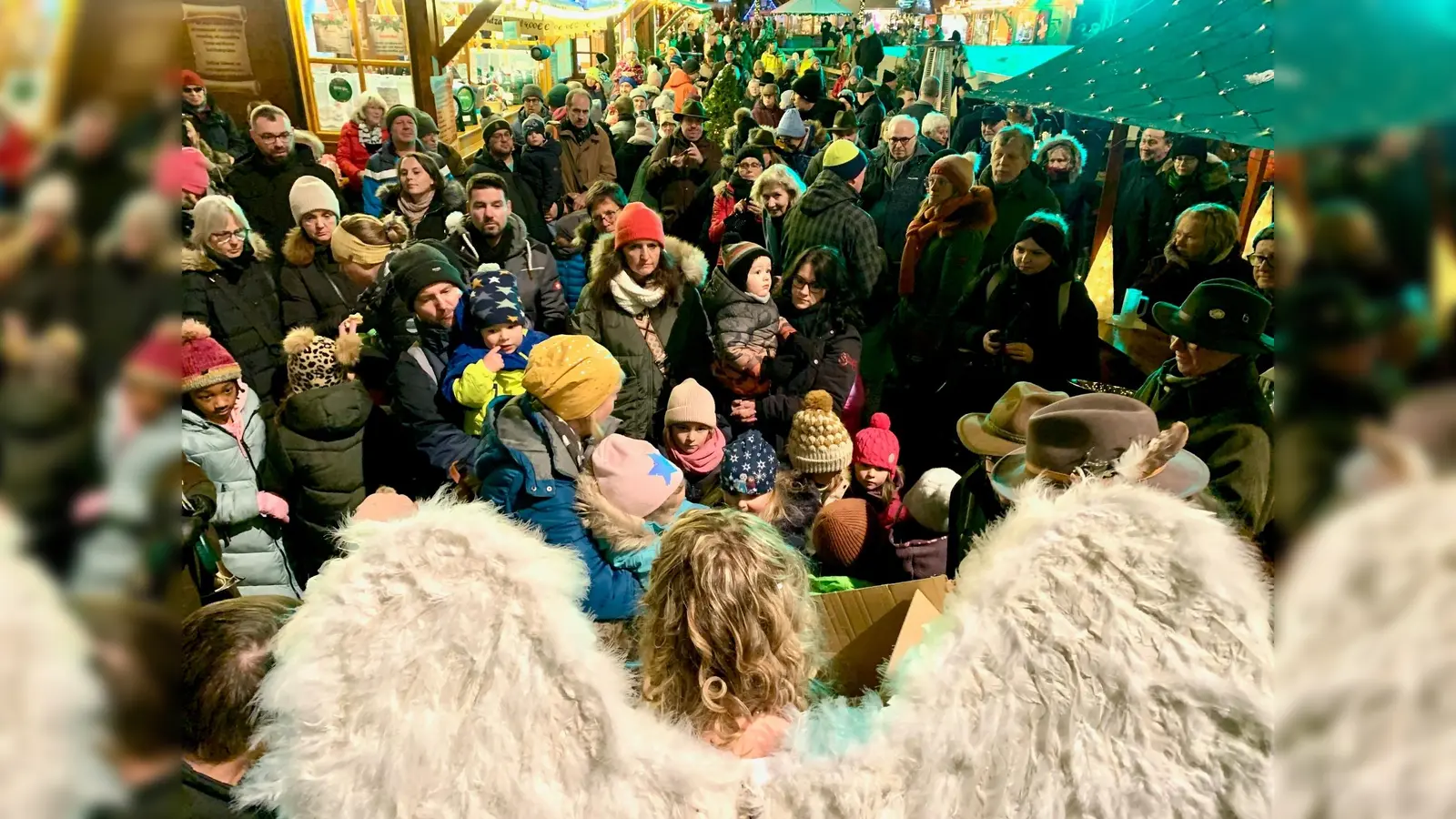 Einiges los bei der Eröffnung des Christkindlmarkts in Weiden: Um 17 Uhr eröffnete Oberbürgermeister Jens Meyer den Weihnachtsmarkt in der Weidener Innenstadt. Zusammen mit dem Christkind verteilte er anschließend Geschenke an die Kinder.  (Bild: Gabi Schönberger)