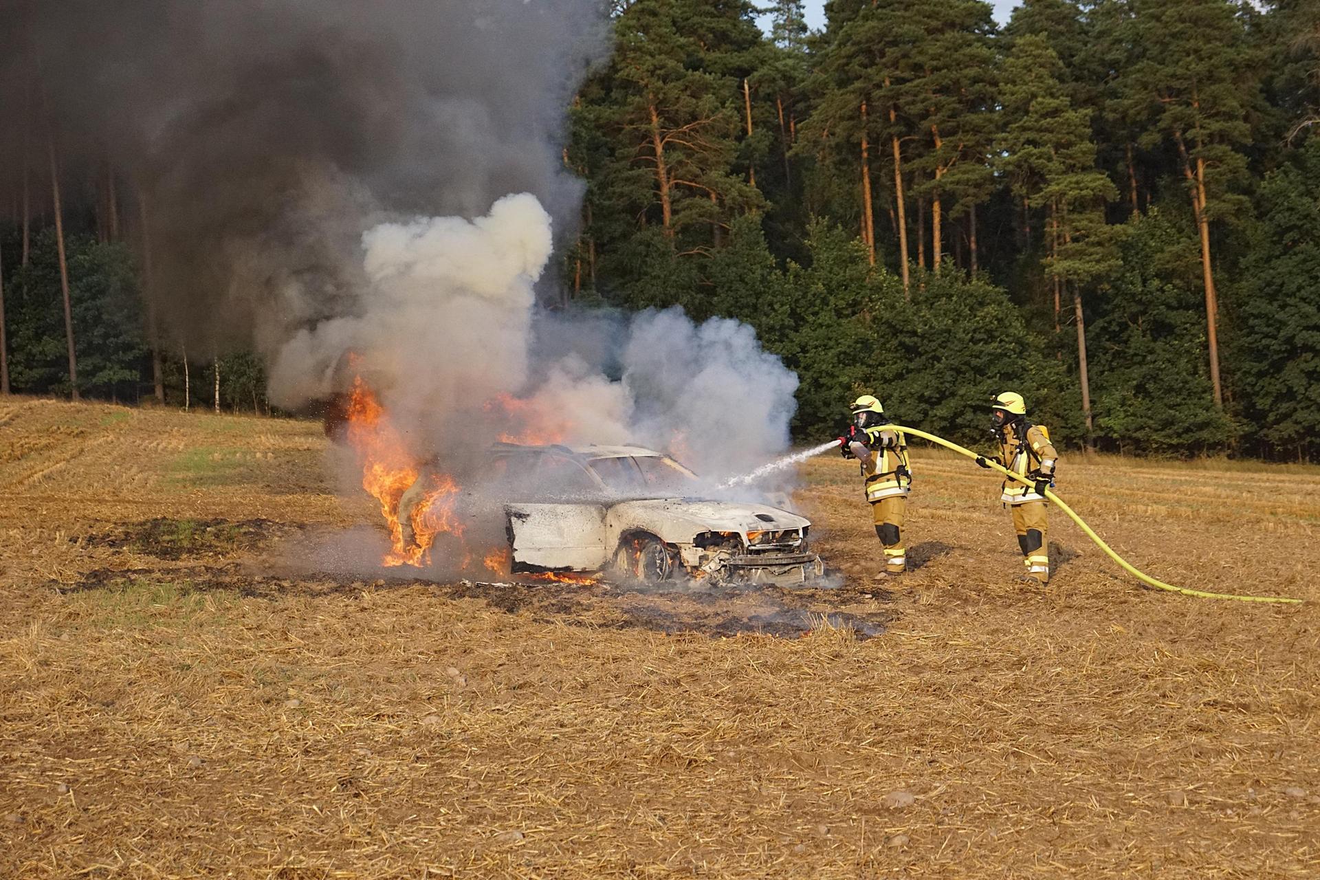 Beim Rundendrehen brannte das Auto vollständig aus. (Bild: jma)