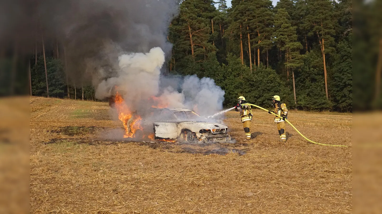 Beim Rundendrehen brannte das Auto vollständig aus. (Bild: jma)