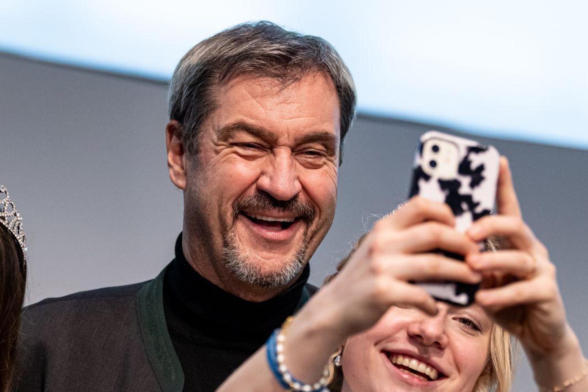 Ein Selfie hier, ein Selfie da: Für CSU-Chef Markus Söder sind Posts in sozialen Netzwerken mehr als Unterhaltung. (Archivbild)  (Bild: Fabian Sommer/dpa)