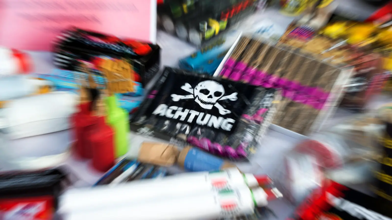 Die Grenzpolizei Waidhaus fand eine Feuerwerksbatterie ohne CE-Zertifizierung. (Symbolbild: Arno Burgi /dpa)