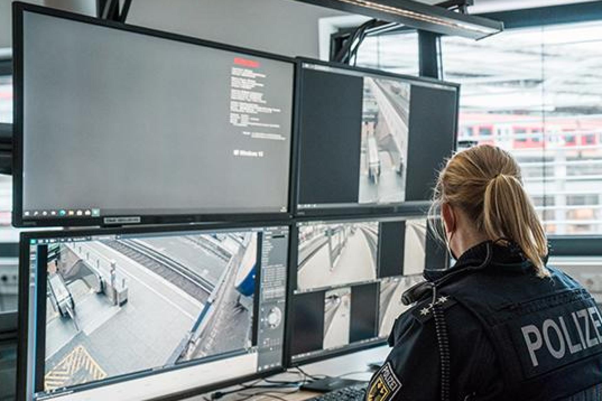 Bei der Suche nach einem Unbekannten, der im Zug eine 14-Jährige sexuell belästigt haben soll, werten die Ermittler auch Videoauzeichnungen aus. (Bild: Symbolfoto Bundespolizei/exb)