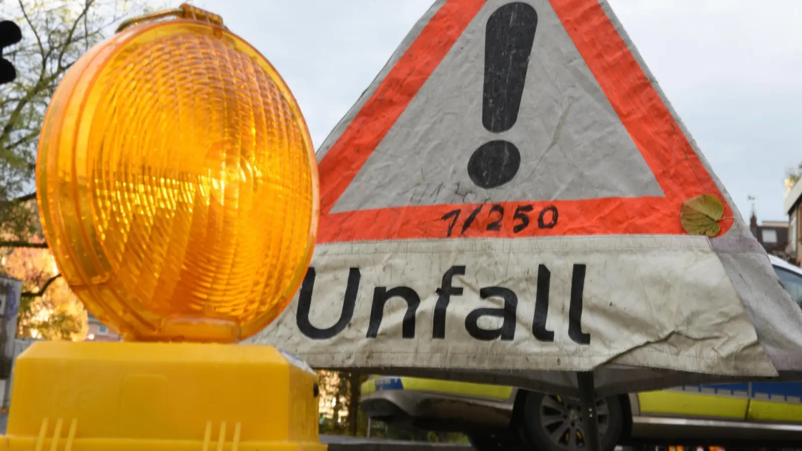 Die B 22 ist an der Abzweigung nach Parkstein aktuell nach einem Verkehrsunfall gesperrt.  (Bild: Patrick Seeger)