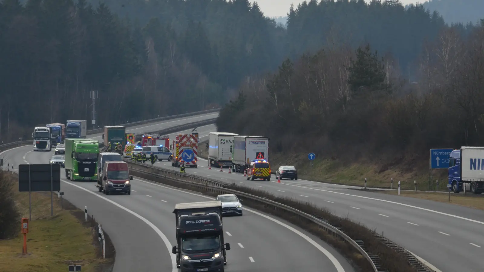 Kurz nachdem der Sattelzugfahrer am Dienstag die Kontrollstelle bei Waidhaus passiert hatte, erlitt er einen Hustenanfall und fuhr in die Mittelleitplanke.  (Bild: dob)