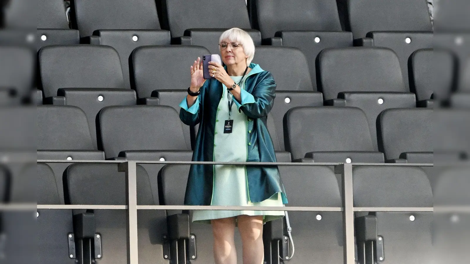 Claudia Roth im Stadion - hier allerdings nicht bei Taylor Swift in München, sondern während der Fußball-EM im Olympiastadion Berlin (Archivfoto) (Bild: Federico Gambarini/dpa)