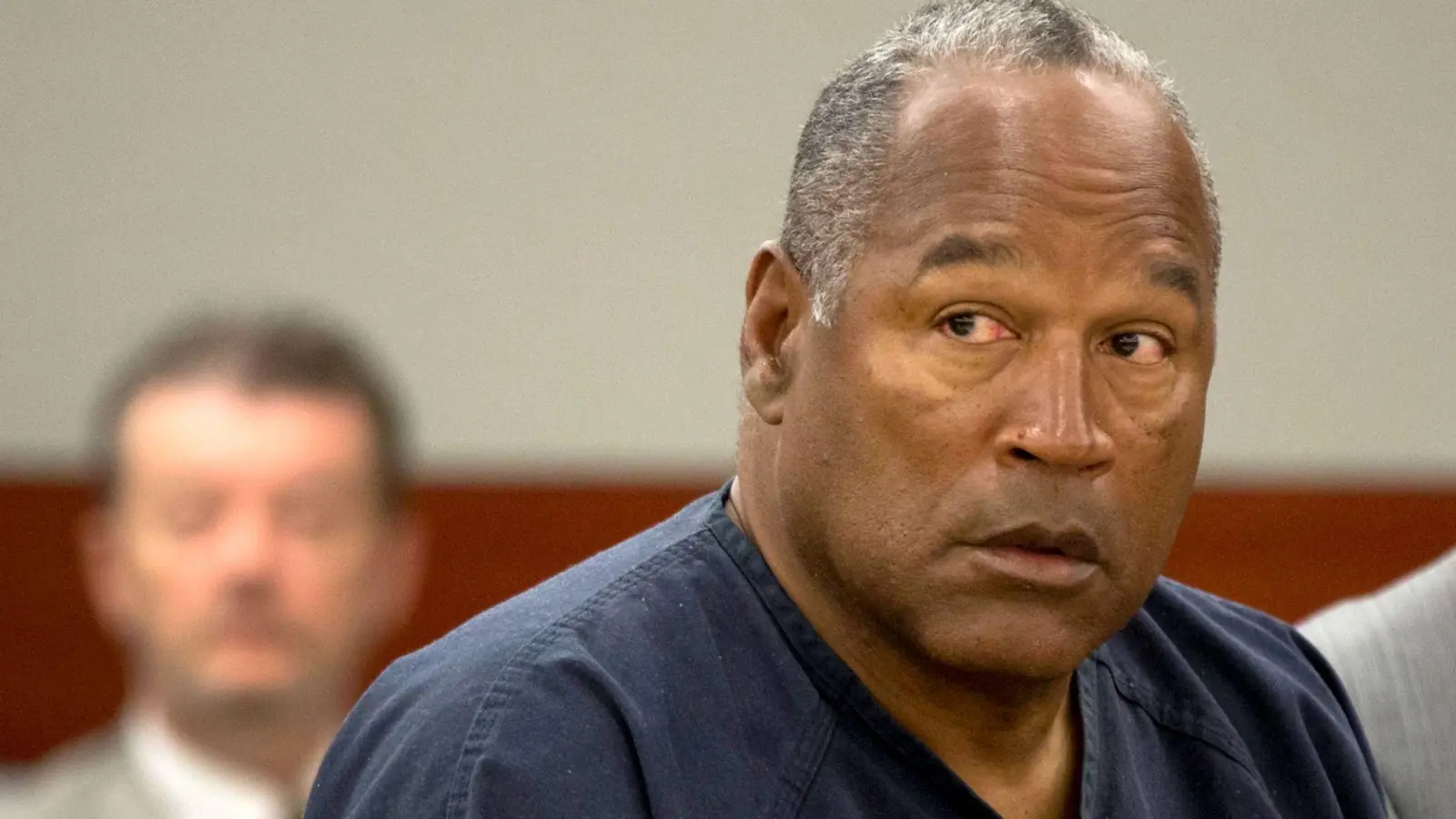 O. J. Simpson wurde 1995 vom Mordverdacht an seiner Ex-Frau und deren Freund freigesprochen. Jetzt ist er tot. (Bild: Julie Jacobson/AP-Pool/epa/dpa)