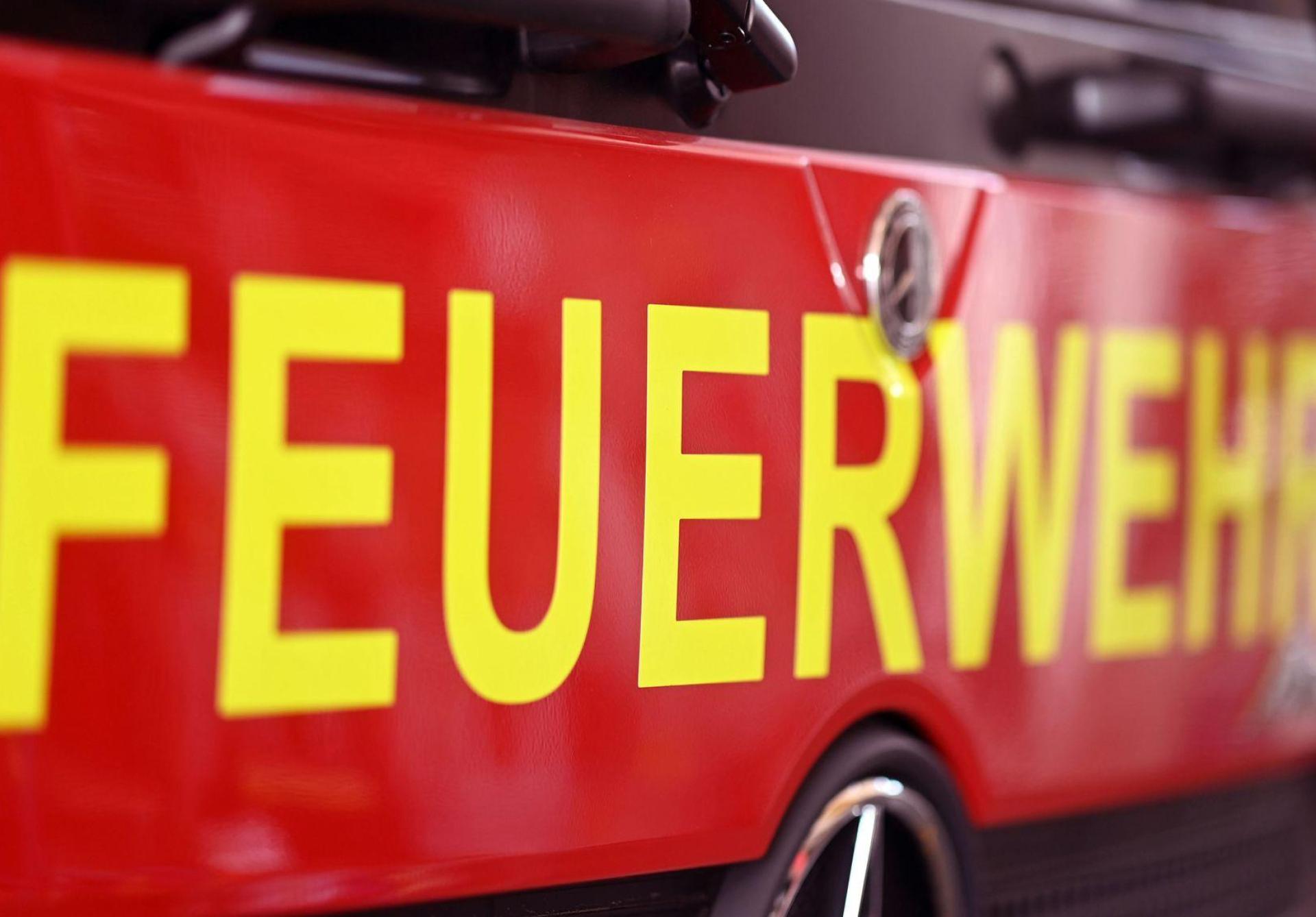 Am Montagmorgen brennt eine Scheune im Gemeindebereich Waldthurn. (Symbolbild: Uli Deck/dpa)