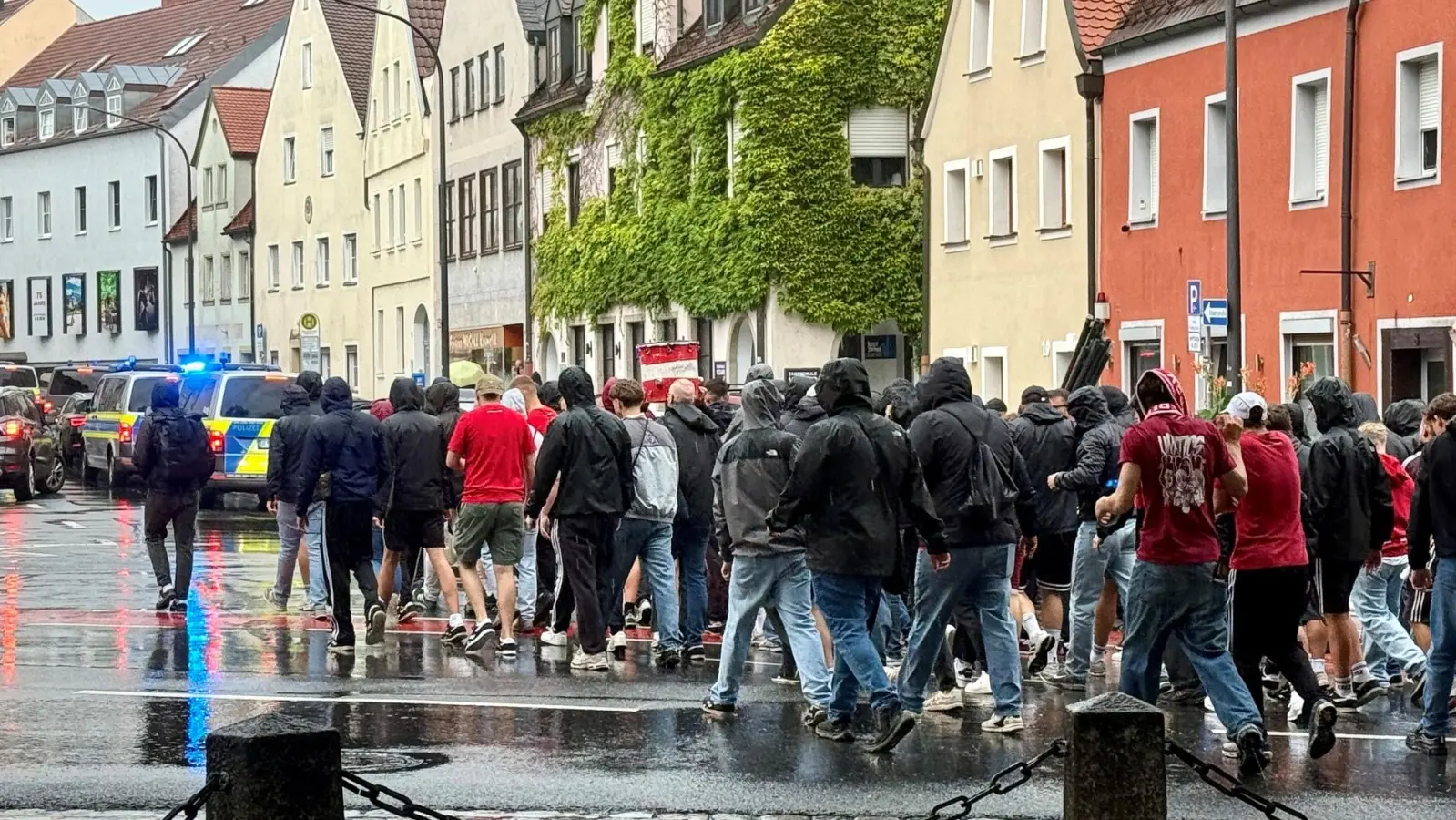 Die Fans des SSV Jahn Regensburg marschieren am Dienstagnachmittag vor dem Totopokalspiel und bei kräftigem Regen durch die Weidener Innenstadt.  (Bild: Gabi Schönberger)