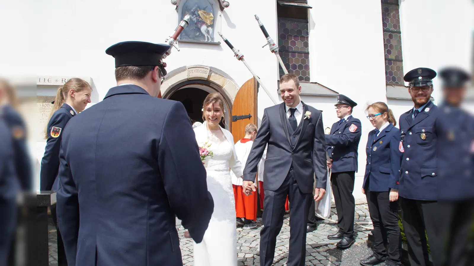 Die Feuerwehr Oberndorf/Höflas nimmt nach der kirchlichen Trauung Claudia und Georg Weber in Empfang, um beiden zu gratulieren und sie Tennisbälle von Pylonen spritzen zu lassen. (Bild: kaz)