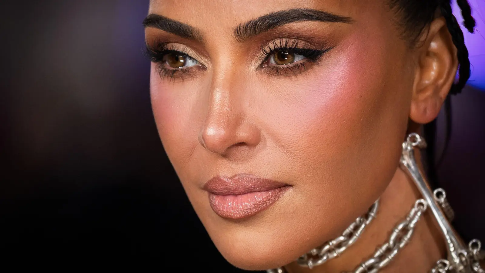 Kim Kardashian hat auf Instagram ein 20-teiliges Foto- und Videoalbum mit Eindrücken der vergangenen Wochen geteilt. (Archivbild) (Bild: Scott A Garfitt/Invision/dpa)