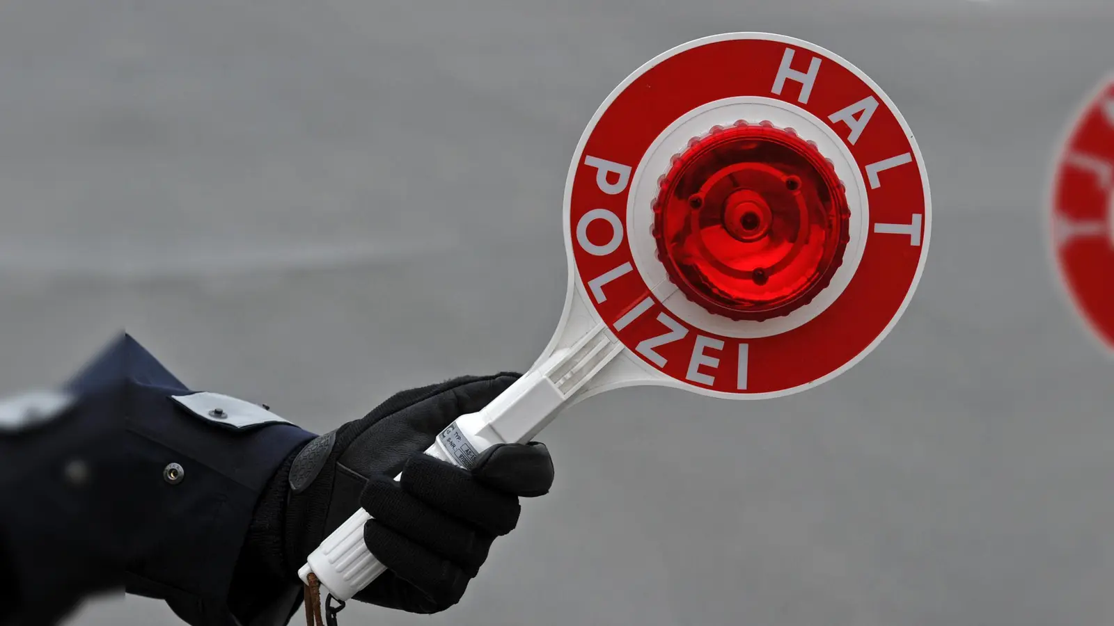 Verbotene Pyrotechnik in mehreren Autos stellte die Bundespolizei am Samstag in Schirnding sicher. (Symbolbild: Matthias Hiekel/dpa)