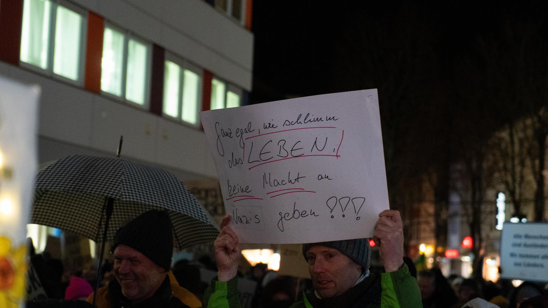 Bei der Demo gegen Rechts haben sich tausende Menschen zu einem Protestmarsch durch Weiden versammelt. (Bild: knz)