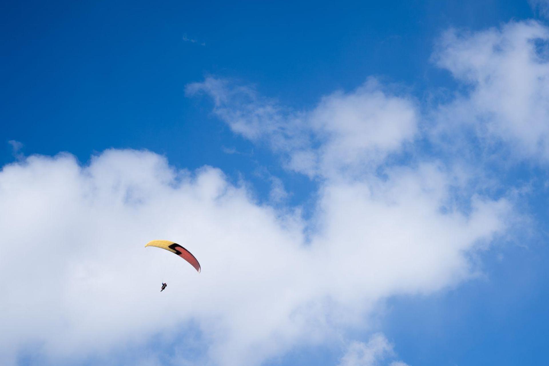 Gleitschirmfliegen ist besonders im Sommer ein beliebter Sport. (Symbolbild: Nicolas Armer/dpa)