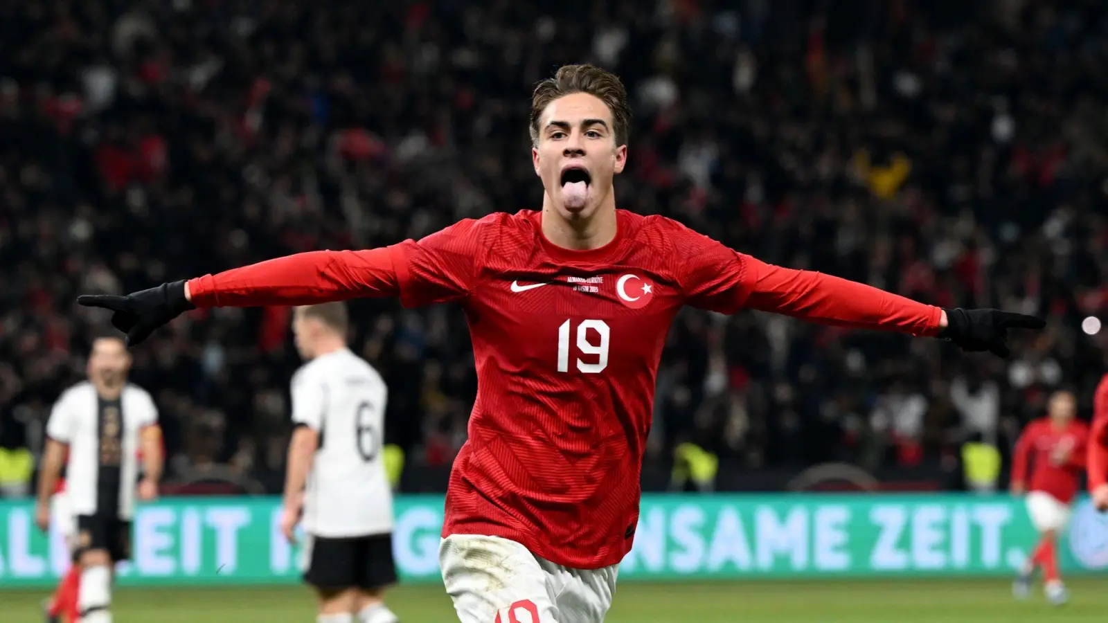 Kenan Yildiz (hier im Trikot der Türkei) schießt das erste Tor der erneuerten Champions League. (Archivbild: Federico Gambarini/dpa)