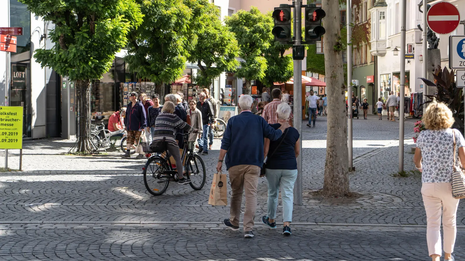 In der Weidener Fußgängerzone wird ab dem 11. März gebaut. Fußgänger können die Baustelle jedoch passieren.  (Archivbild: Lukas Meister)