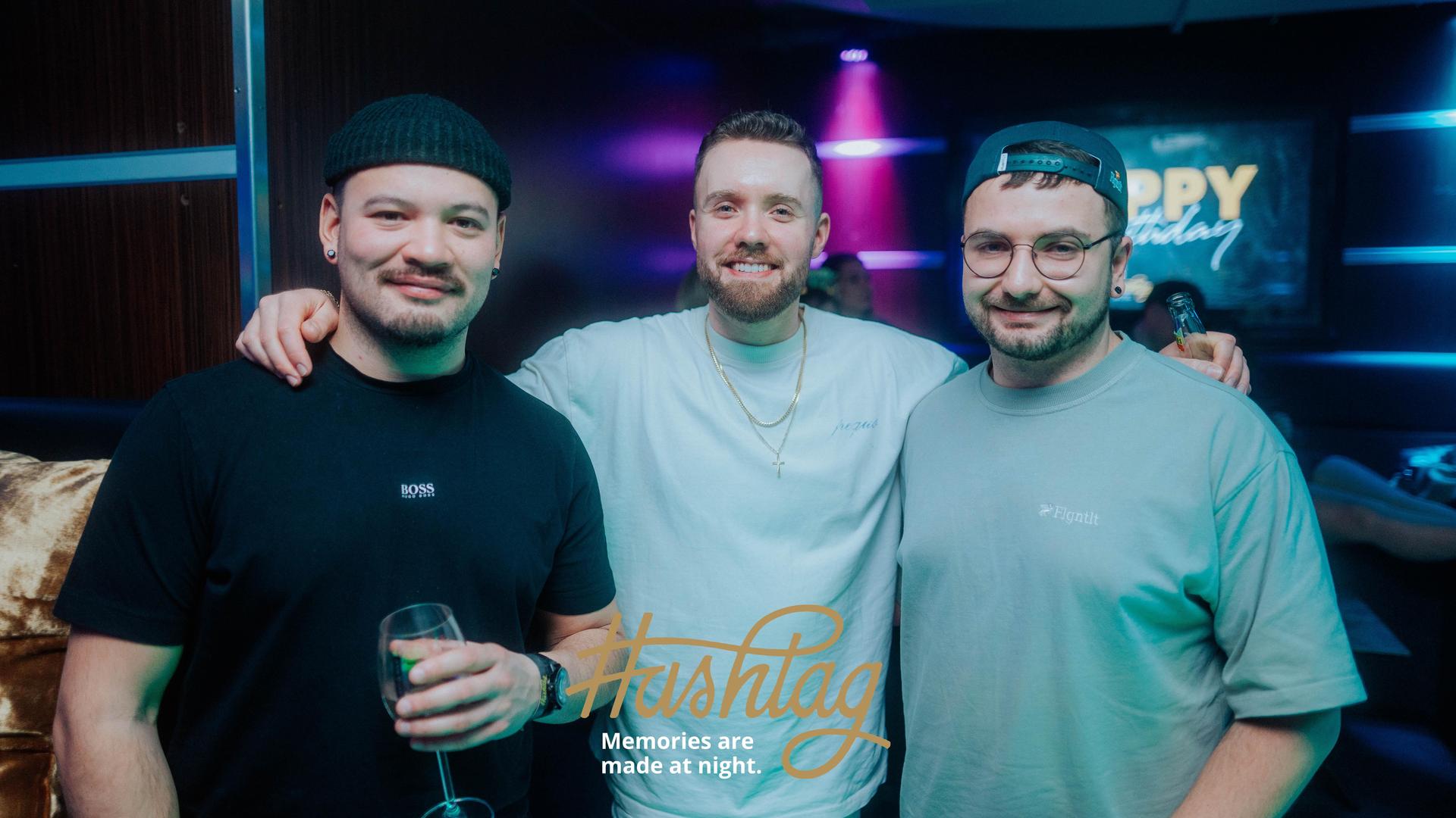 „Geld zurück” war das Motto bei der Party am Freitag im Hashtag Weiden.  (Bild: Sebastian Reiter)
