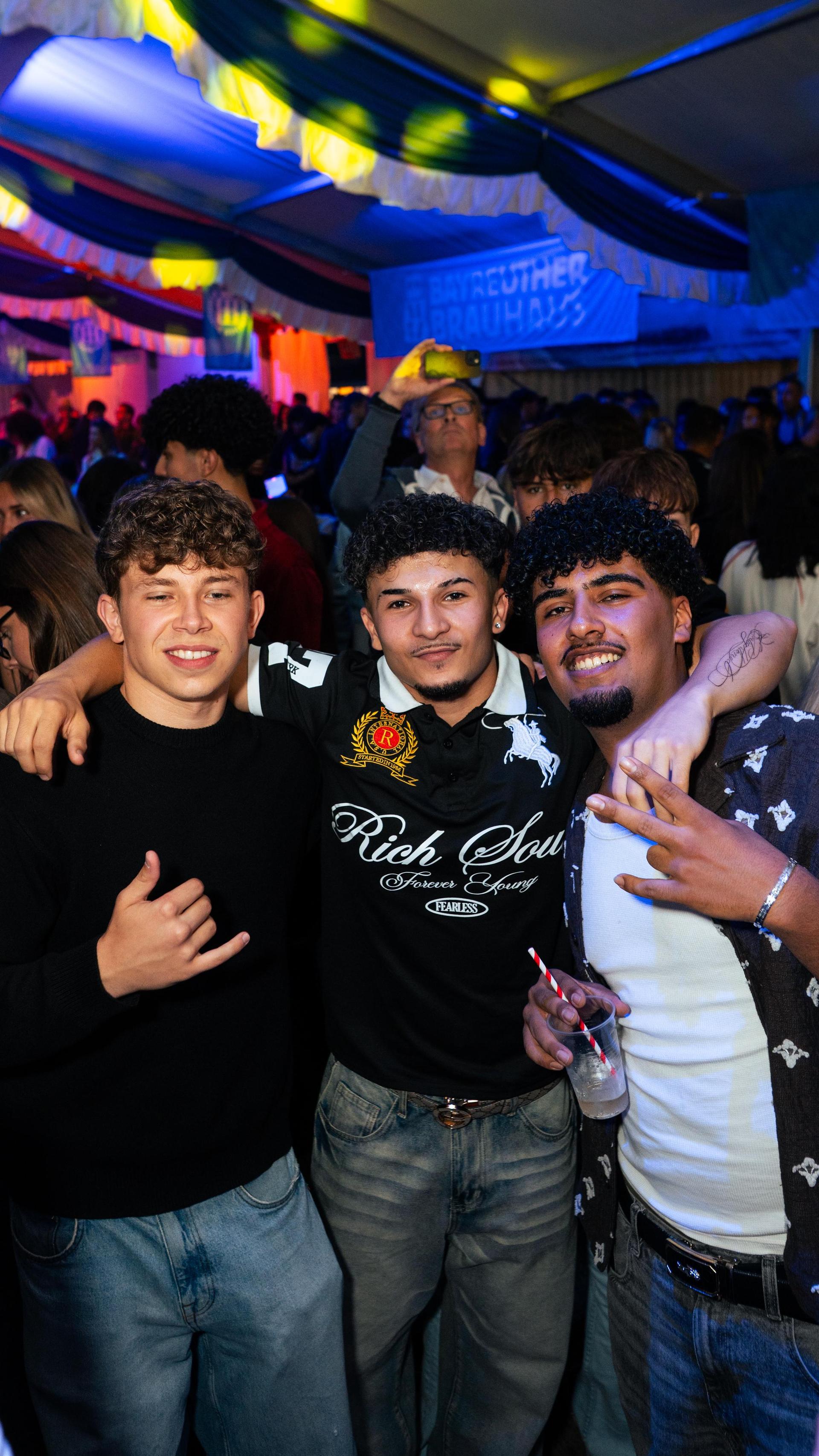 DJ Dollar Bill heizt das Festzelt ein. (Bild: Hannes Stock)