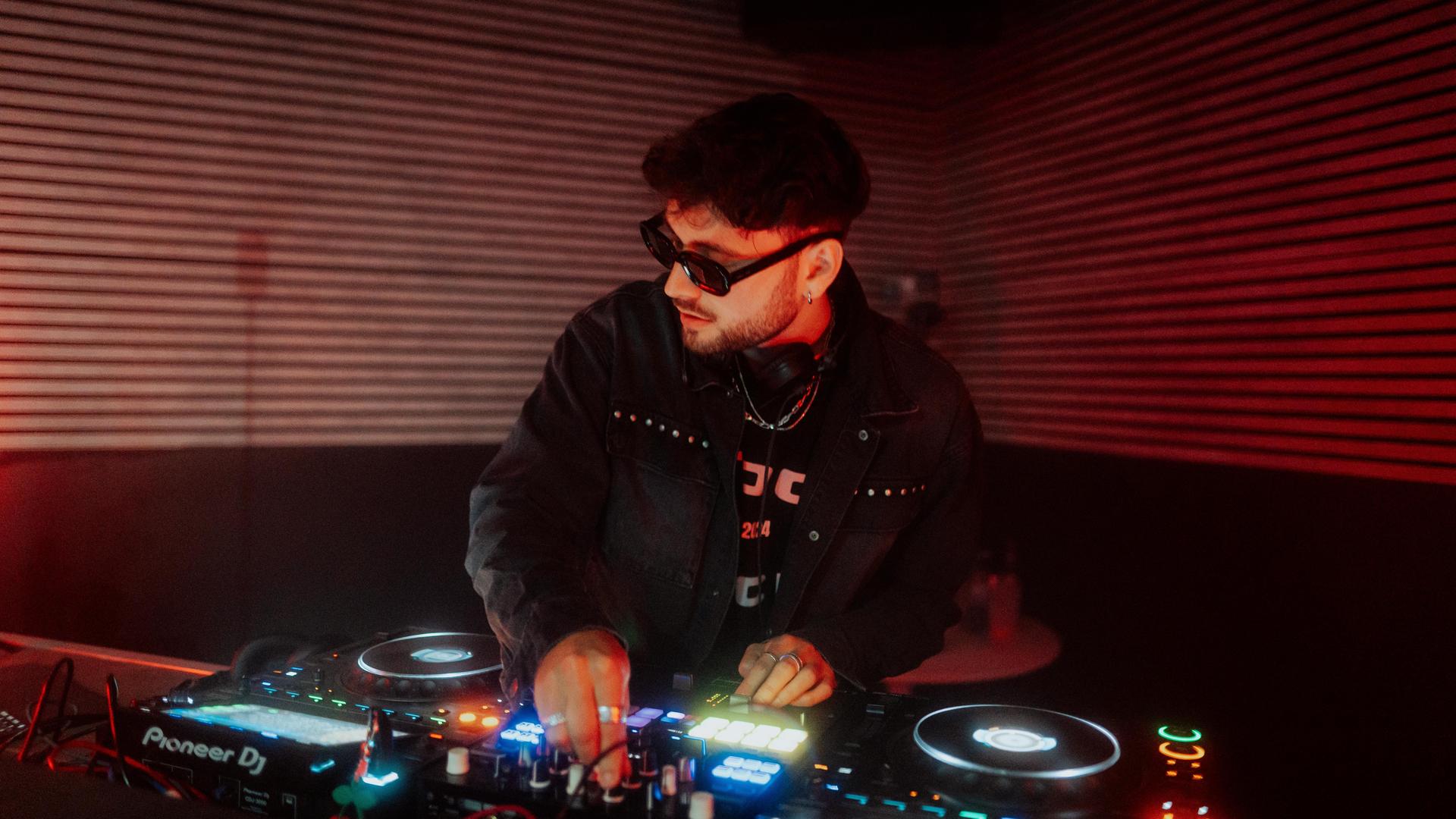 Die Opening Party im Nightlife bringt drei DJs, Beats, Drinks und Vibes.  (Bild: Sebastian Reiter)