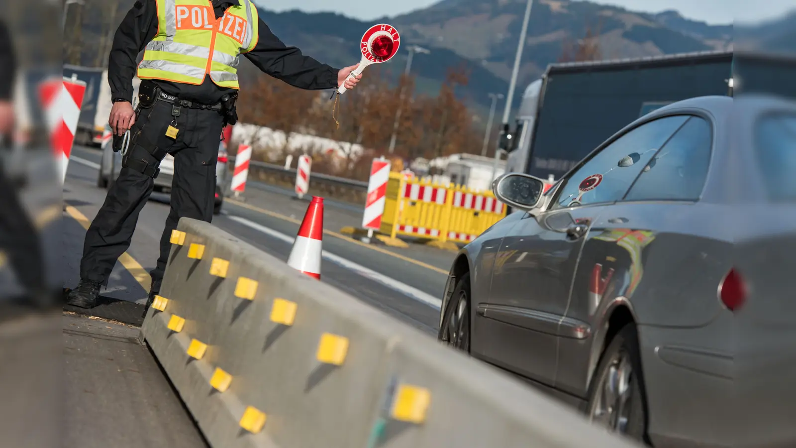 Die Bundespolizei Waidhaus hat einen 39-jährigen Mann festgenommen, der mit sechs Fahndungsnotierungen gesucht wurde.  (Symbolbild: Bundespolizei)