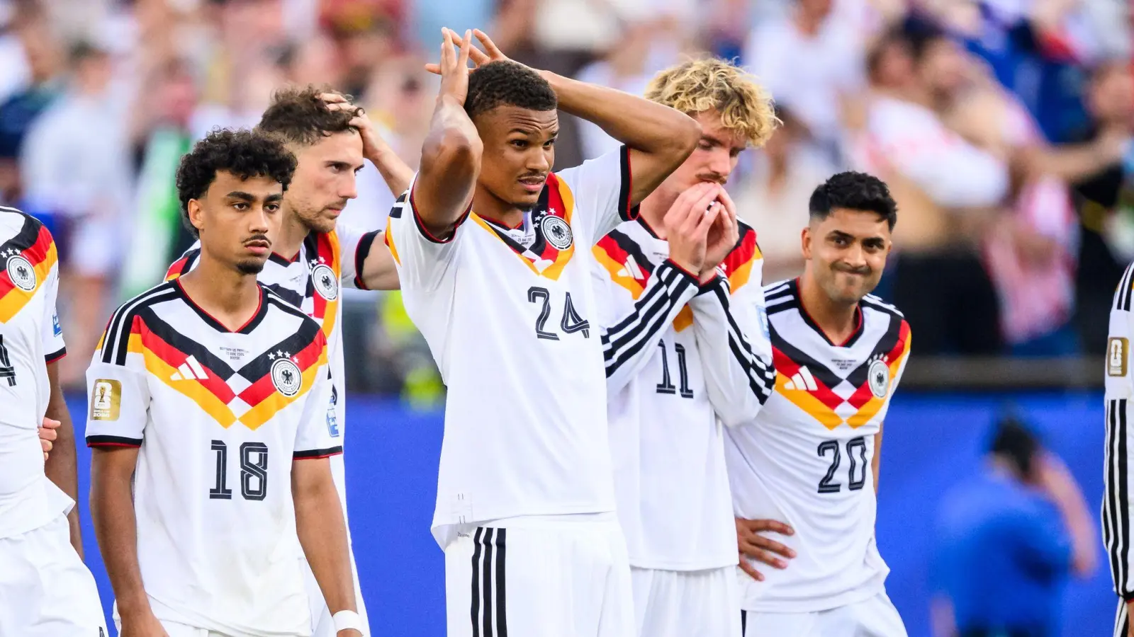 Nathaniel Brown (Nummer 18) nach dem dramatischen WM-Aus der DFB-Elf im Elfmeterschießen gegen Paraguay. Jetzt melde sich der Kümmersbrucker via Instagram zu Wort. (Bild: Tom Weller/dpa)