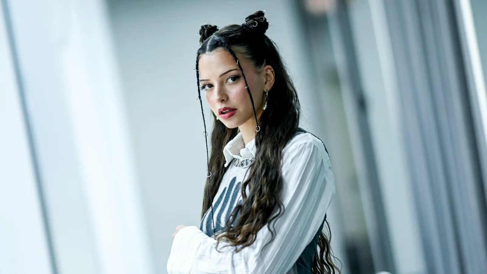 Ein Arzt habe ihr davon abgeraten, auf die Bühne zu gehen, sagte Sängerin Nina Chuba. (Archivbild) (Bild: Britta Pedersen/dpa)