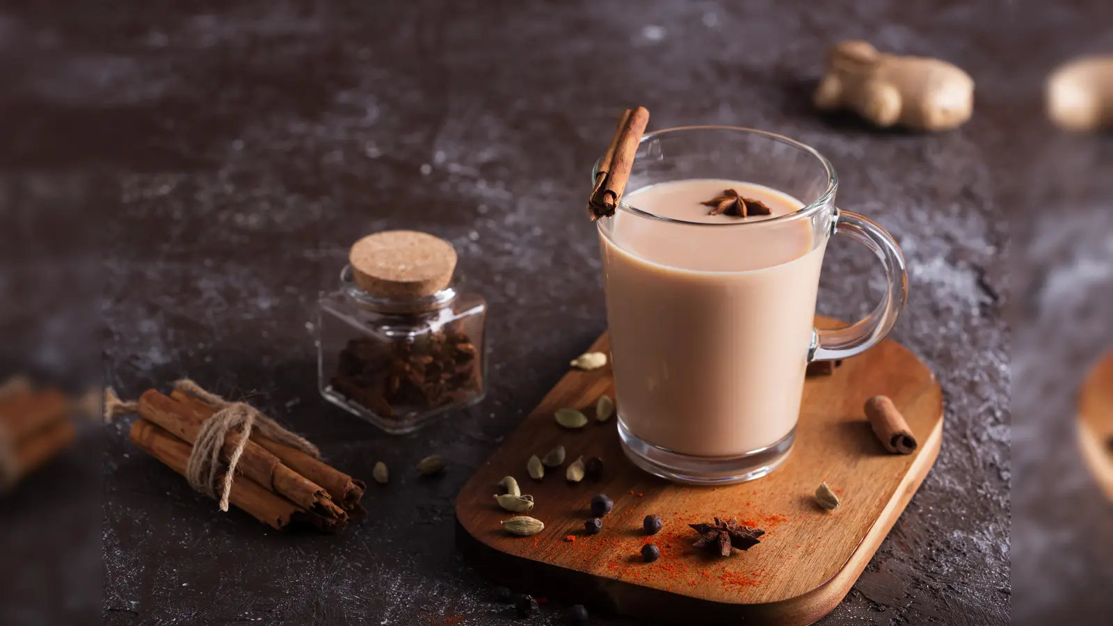 Bisschen Gewürze, bisschen Milch, bisschen (mehr) Zucker und fertig ist der Chai. (Bild: zakiroff/Adobe Stock)