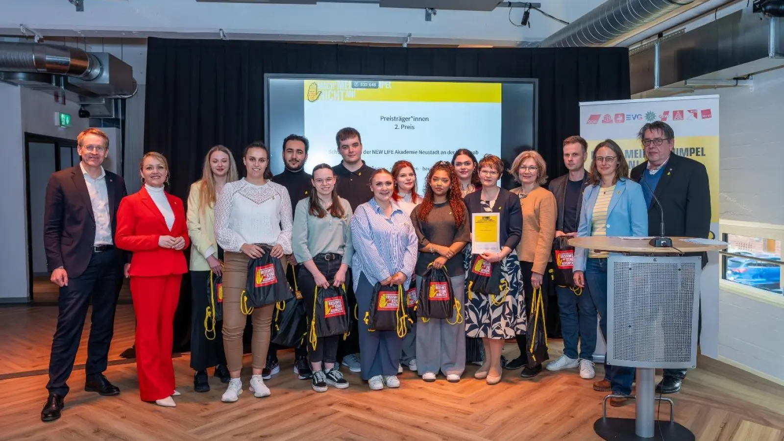 Schleswig-Holsteins Ministerpräsident Daniel Günther (links) gratulierte den Preisträgern der Berufsfachschule für Pflegeberufe NEW Life zu ihrem gelungenen Wettbewerbsbeitrag gegen Rassismus. (Bild: Julia Petersen)