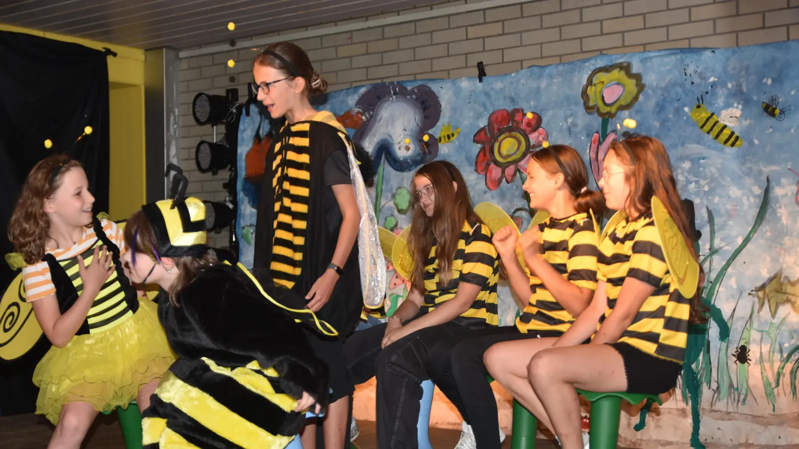 Maja (links) und Willi in der Bienenschule. (Bild: Kathrin Hennig)