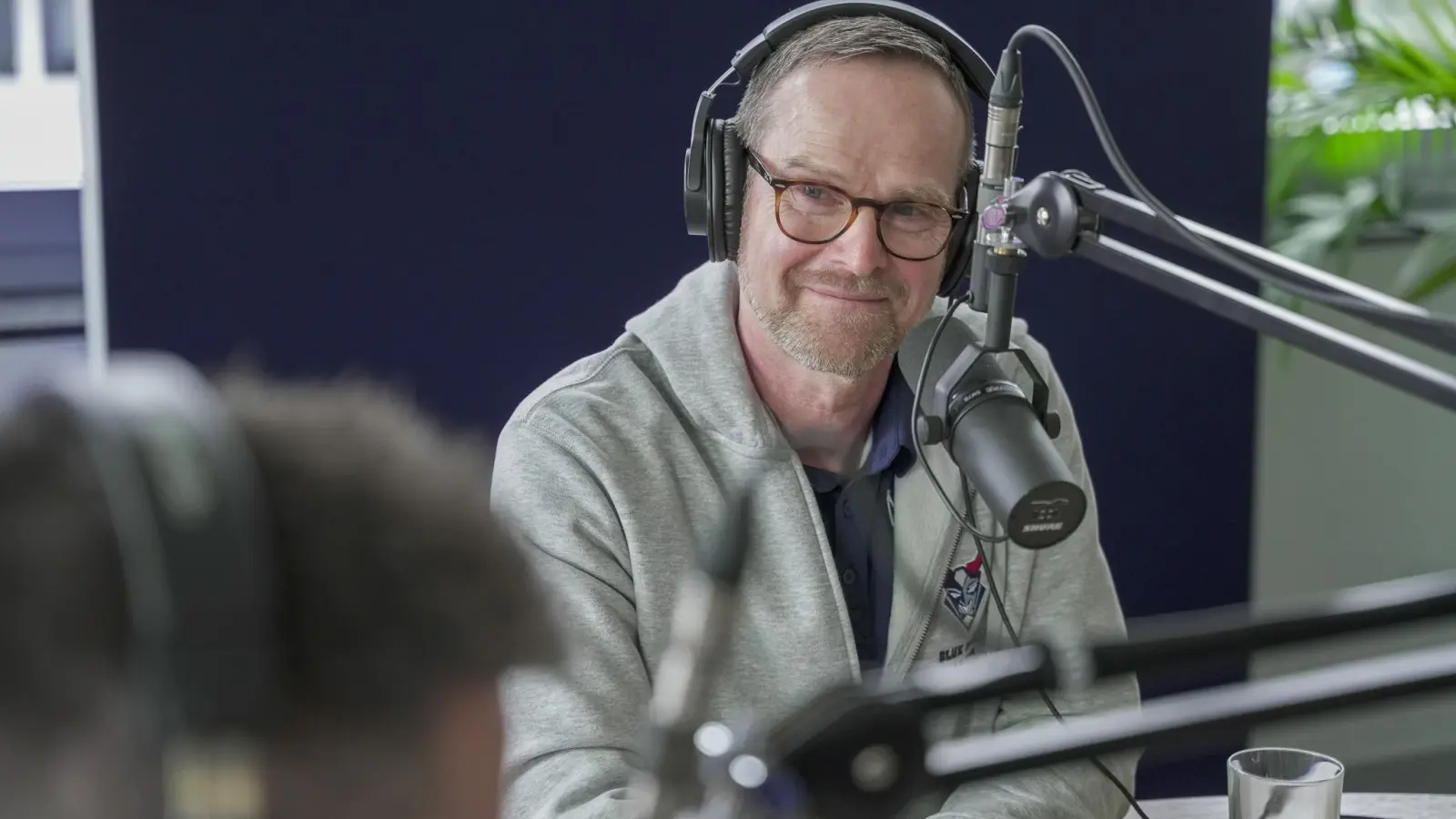 Jürgen Rumrich, der sportliche Leiter der Blue Devils Weiden, reflektiert im Podcast-Studio von Oberpfalz Medien die gerade zu Ende gegangene DEL2-Saison seines Teams. (Bild: Marco Meier)