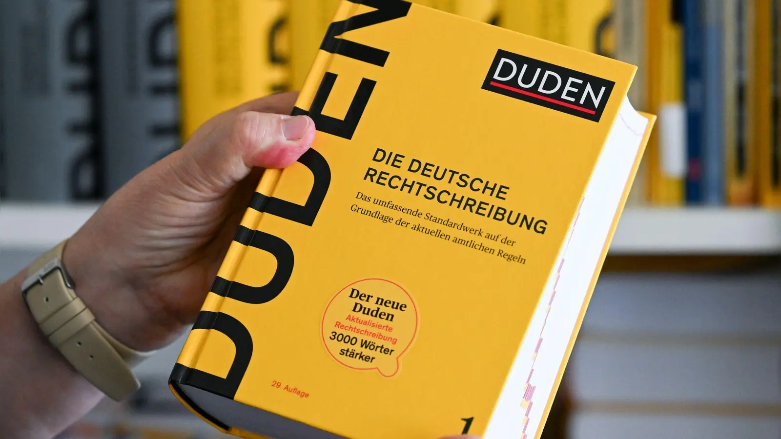 Der neue Duden enthält 3000 zusätzliche Begriffe. (Bild: Jens Kalaene/dpa)