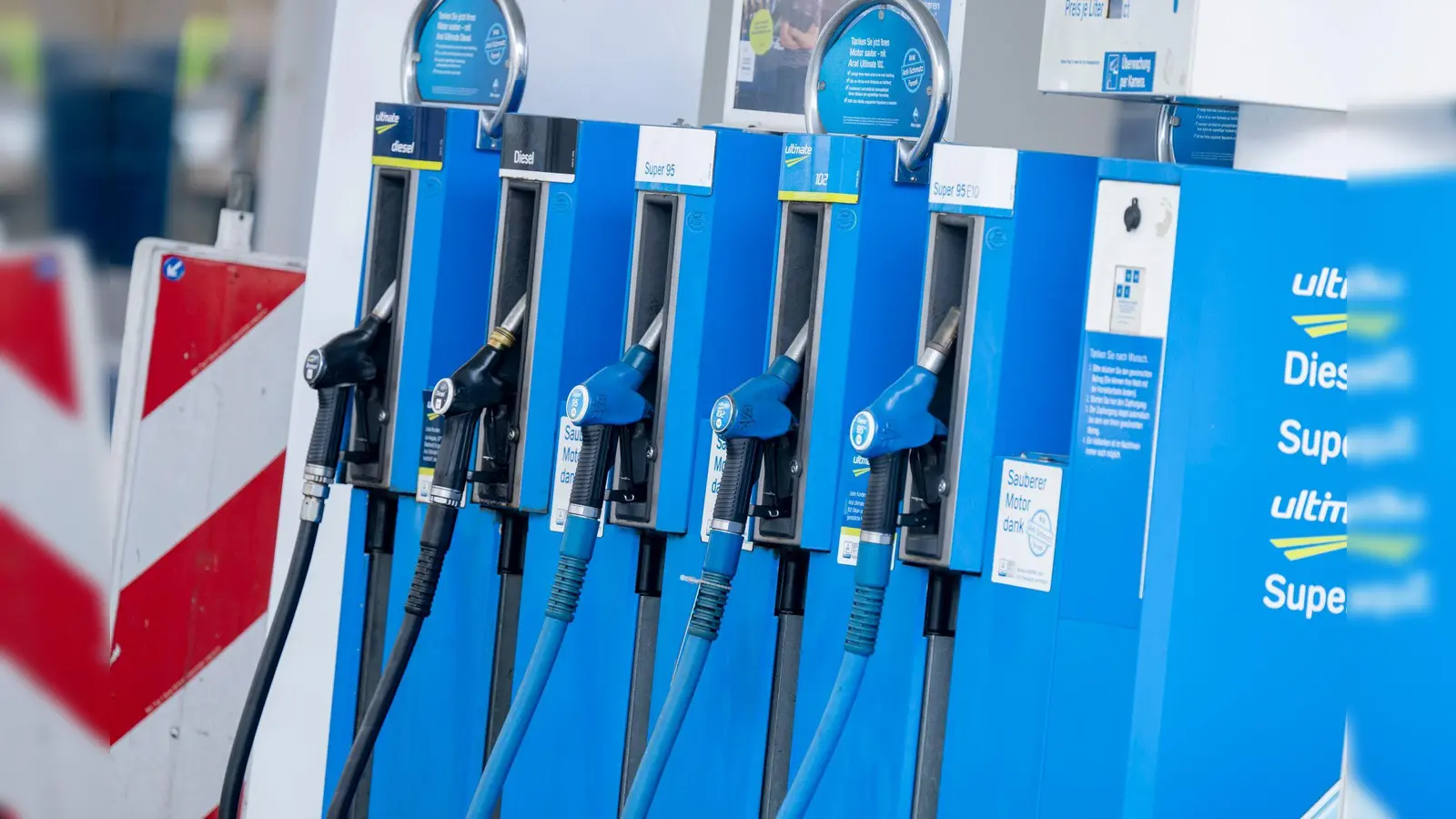 Tanken soll vorübergehend billiger werden. (Symbolbild: Peter Kneffel/dpa)