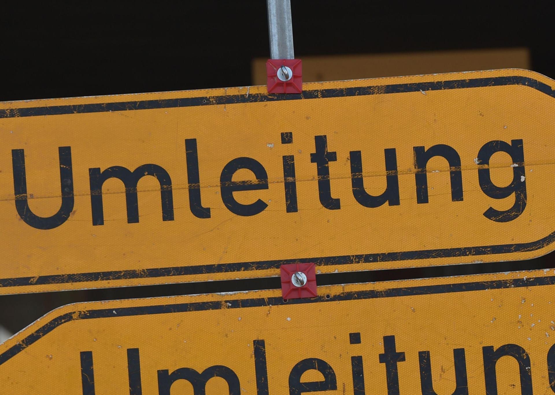 Seit Mittwoch, 15. Mai, ist die Staatsstraße zwischen Floß und Ellenbach wegen Straßenausbaus gesperrt. Der Verkehr wird umgeleitet. (Symbolbild: Angelika Warmuth /dpa)