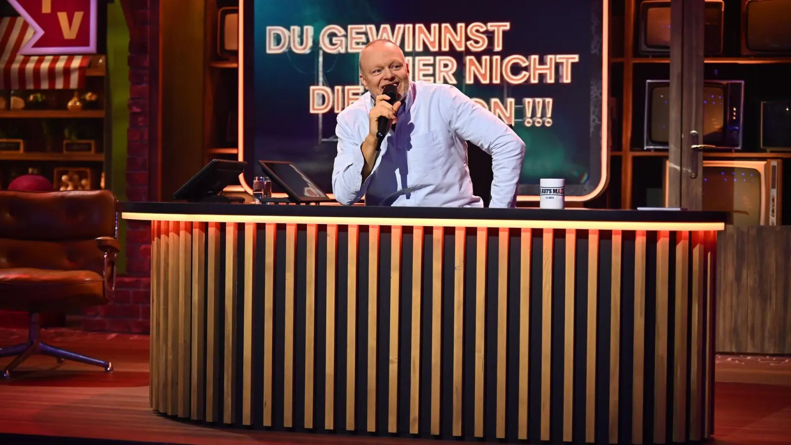 Stefan Raab stellte in der zweiten Folge seiner neuen Show die Rubrik „Raab sitzt” vor. (Bild: Julia Feldhagen/Raab Entertainment/RTL/dpa)