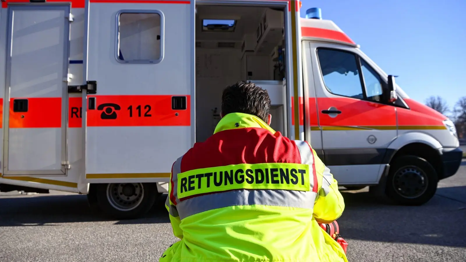 Ein Unbekannter hat jetzt in Weiden einen geparkten Rettungswagen angefahren und beschädigt. (Symbolbild: Jens Kalaene/dpa/Symbolbild)