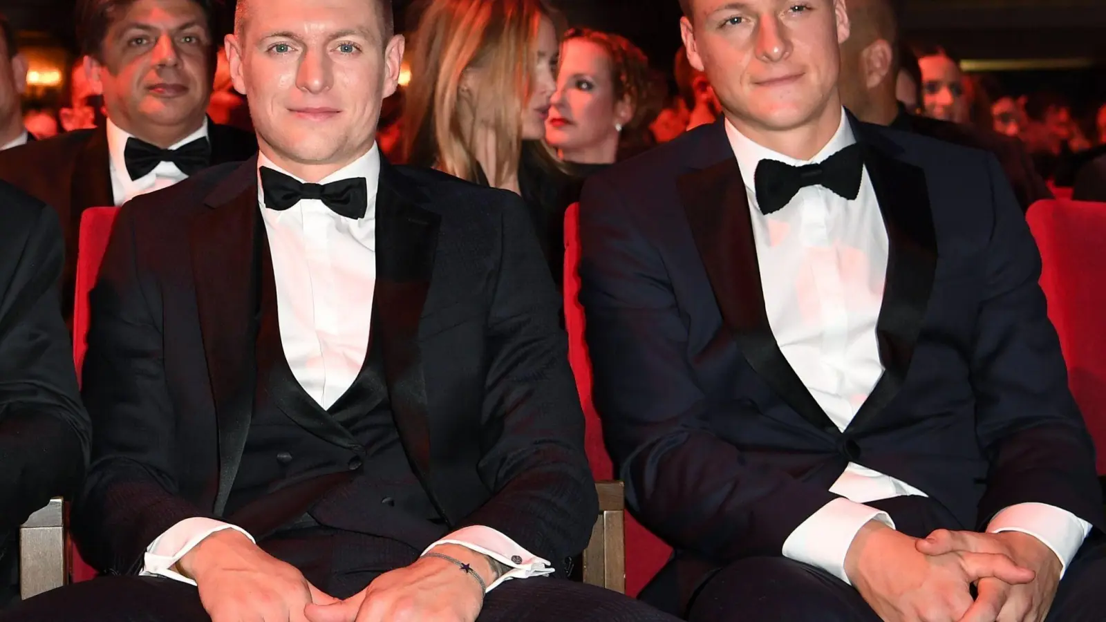 Toni Kroos (l) und sein Bruder Felix Kroos (r) sitzen bei einer Veranstaltung nebeneinander. (Bild: Britta Pedersen/dpa-Zentralbild/dpa)