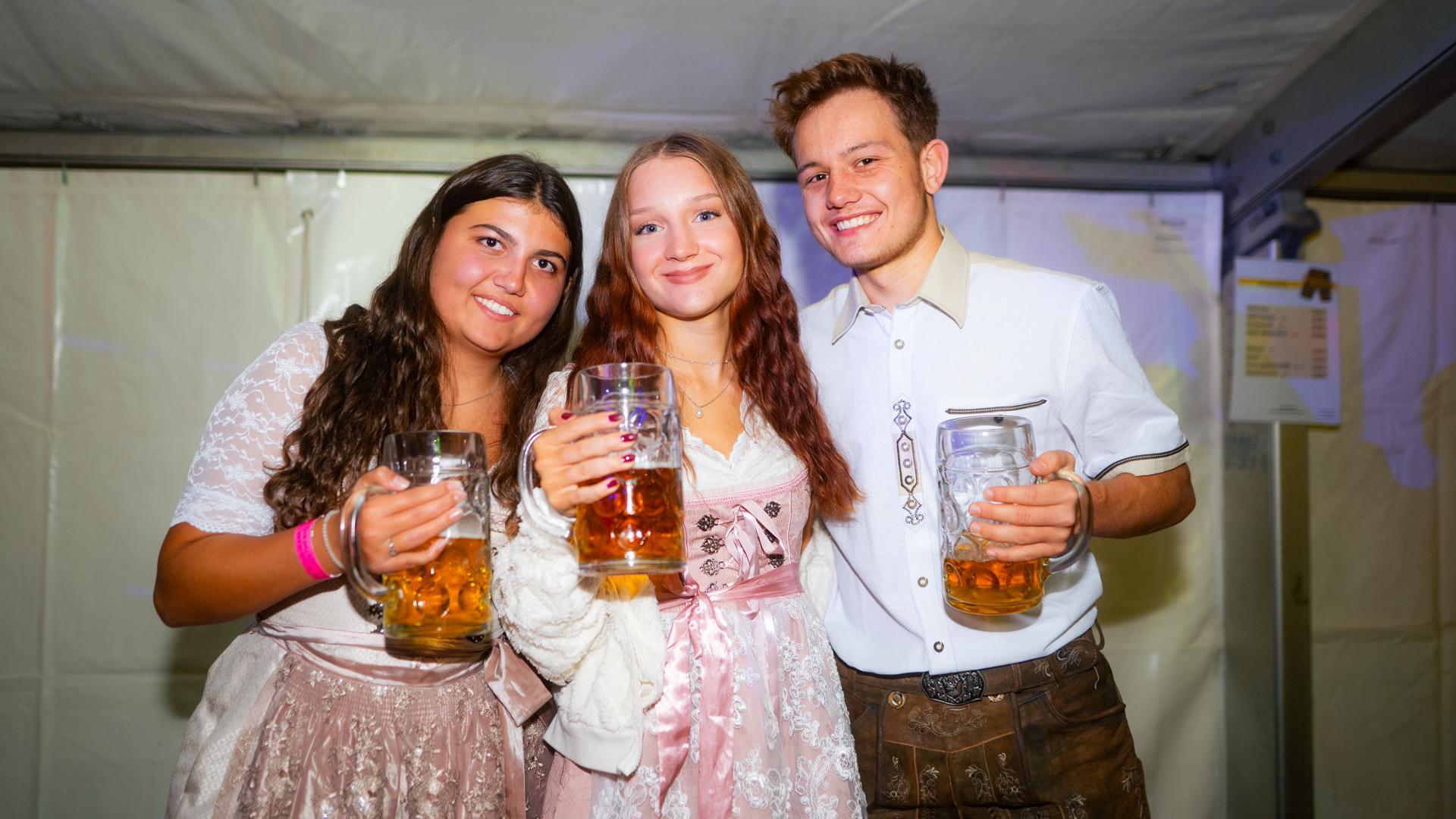 Die Quertreiber rocken am Samstagabend das Festzelt bei der Kirwa in Wernberg.  (Bild: Hannes Stock)