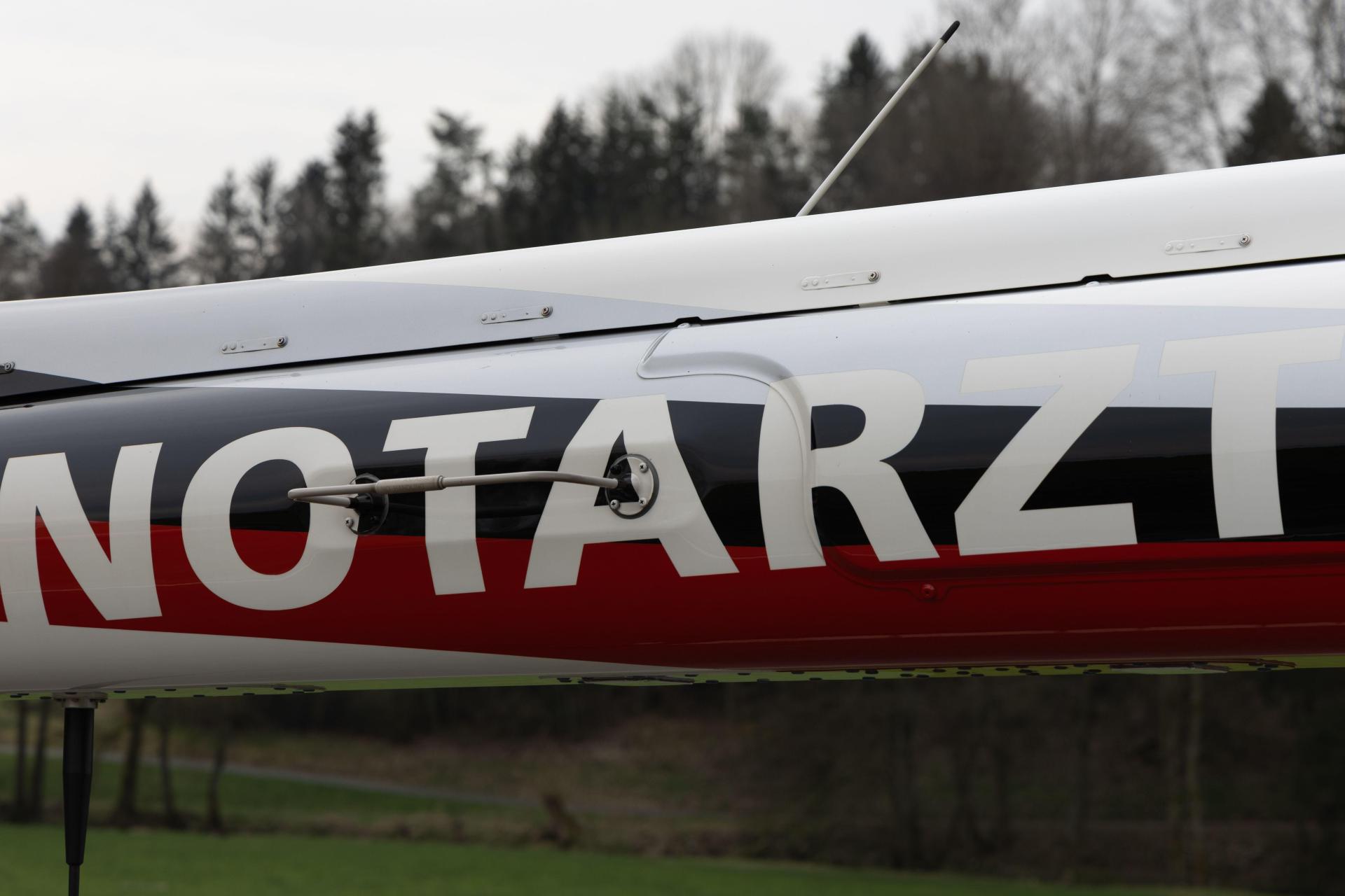 Nach einem schweren Unfall auf der B 470 bei Schwarzenbach ist ein Rettungshubschrauber im Einsatz.  (Symbolbild: rw)
