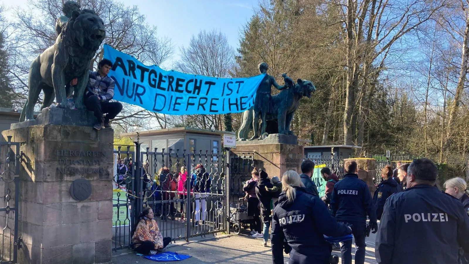 Aktivisten demonstrieren am Nürnberger Zoo gegen die geplante Tötung von Pavianen. (Bild: Sebastian Schlenker/dpa)