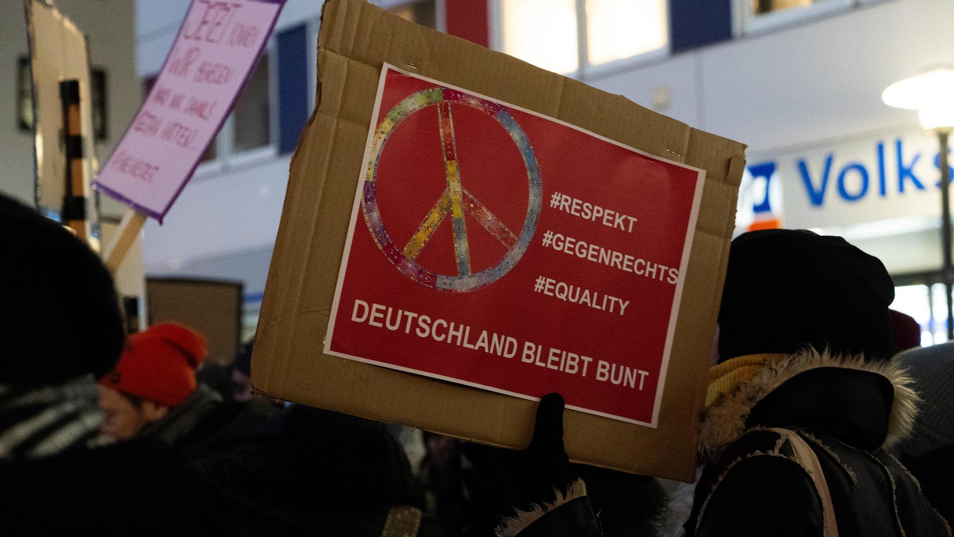 Bei der Demo gegen Rechts haben sich tausende Menschen zu einem Protestmarsch durch Weiden versammelt. (Bild: knz)