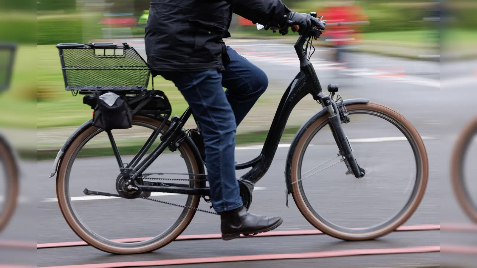 Bei einem Unfall mit Pedelec hat sich in Weiden ein Mann schwer verletzt. (Symbolbild: Friso Gentsch/dpa)