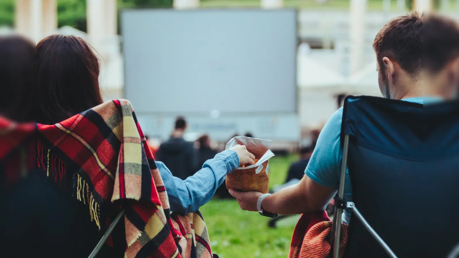 Weiden bekommt in diesem Sommer ein Open-Air-Kino. Es findet vom 7. bis 16. August auf dem Sportgelände des VfB Weiden statt – mit Vorpremiere des neuen Eberhofer-Krimis „Steckerlfischfiasko” am 12. August.  (Symbolbild: phpetrunina14/Adobe Stock)
